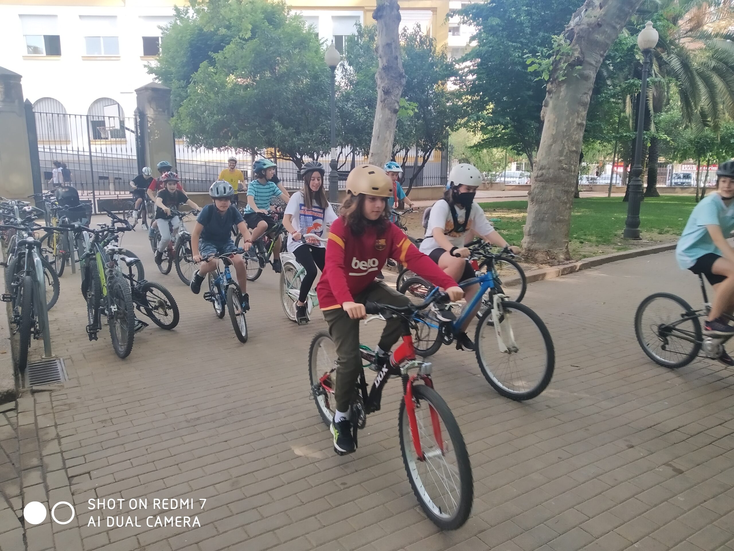 Tercer Ciclo de Primaria aprende Educación Vial en una ruta en bicicleta con la Policía Local
