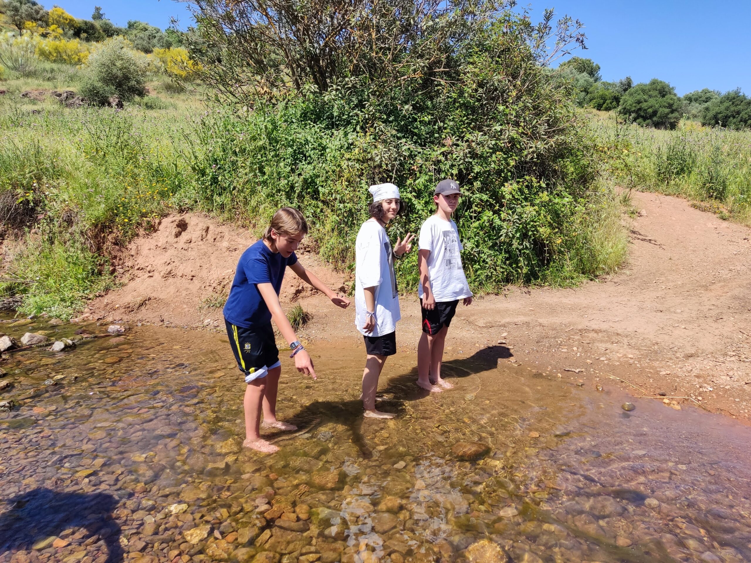 El grupo de 1º de ESO descubre en el arroyo Pedroche el ecosistema fluvial mediterráneo