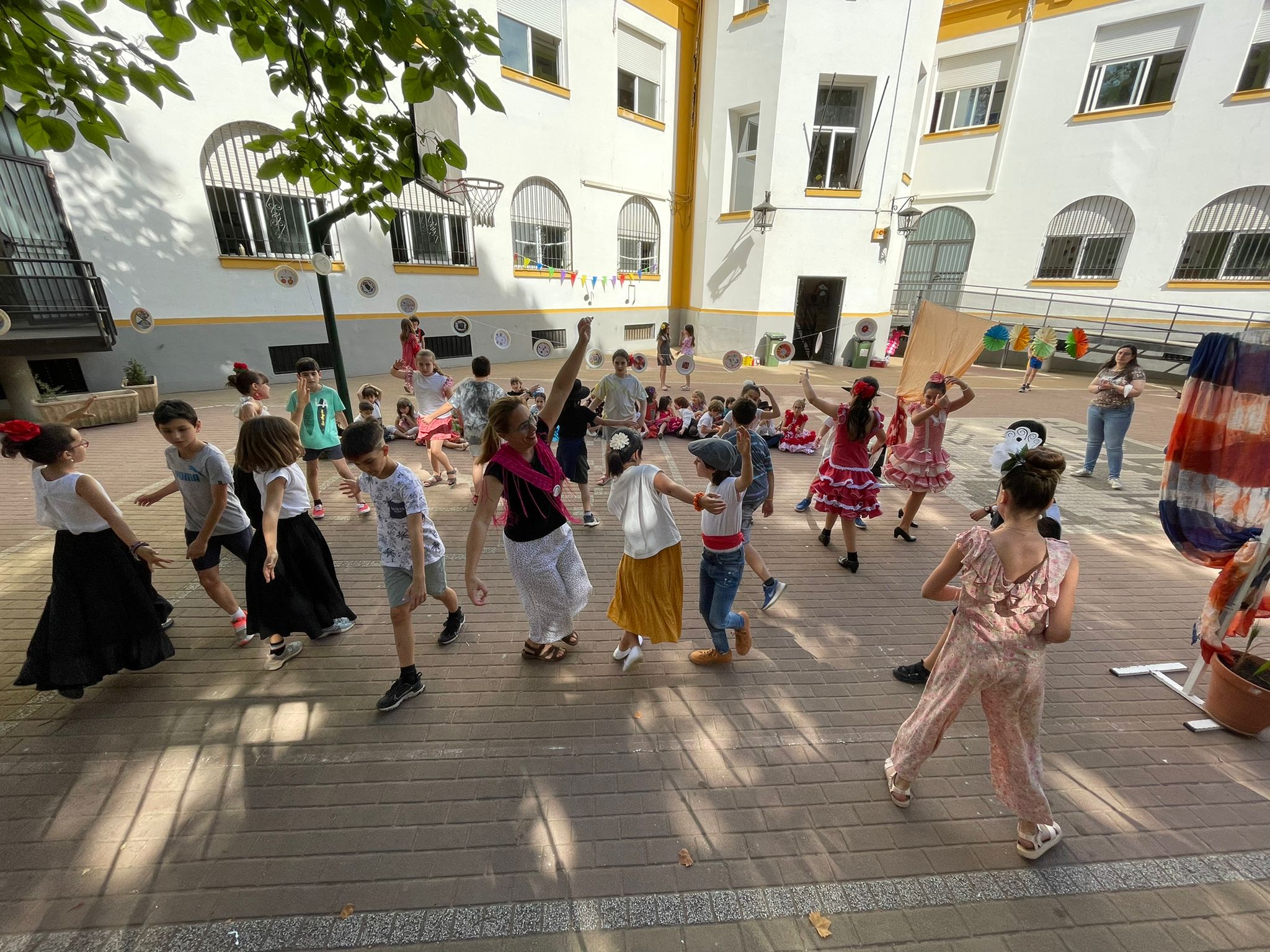 El patio del Colegio Ferroviario se convierte en una caseta para celebrar el Mayo Festivo