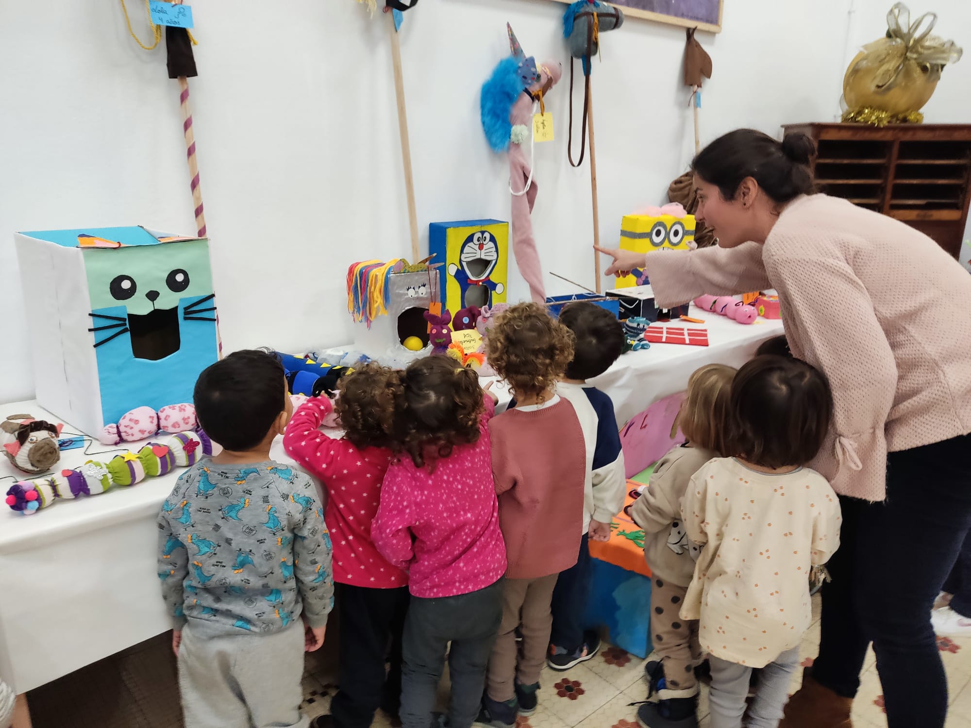 Los niños y niñas del Ferroviario muestran los juguetes hechos por ellos y sus familias
